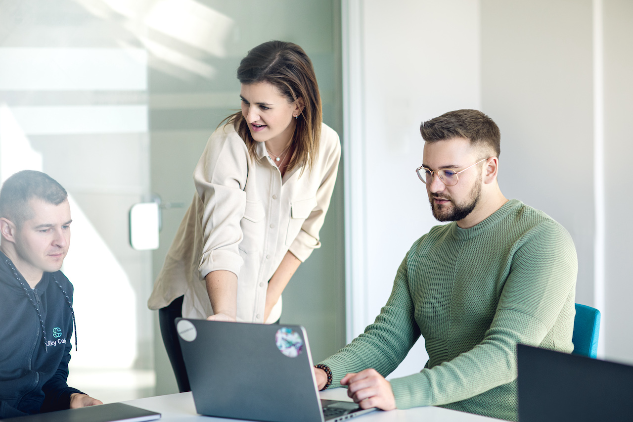 Case Study: Loomi. Jak agenci AI zautomatyzowali obsługę 13 000 zgłoszeń miesięcznie w Jira Service Desk