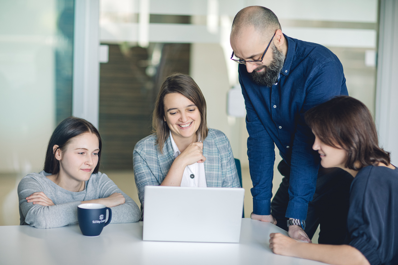 Jak model Kottera pomógł nam wdrożyć AI do codziennej pracy nad rozwojem produktu.